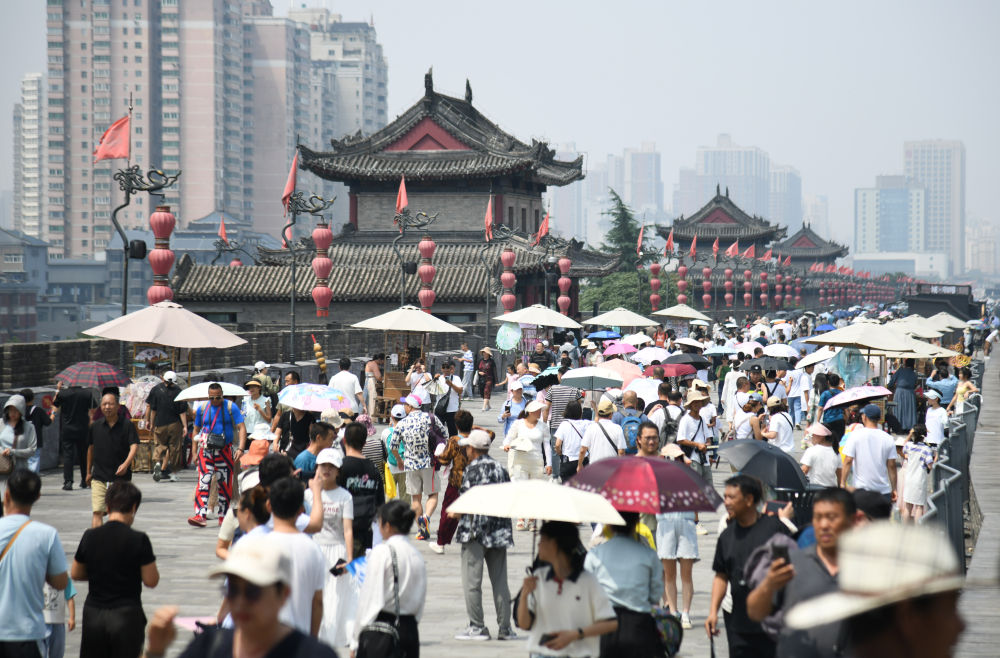 8月8日，游客在西安城墙景区游览。暑假过半，古城西安人气不减，激发文旅消费动能。新华社记者 张博文 摄