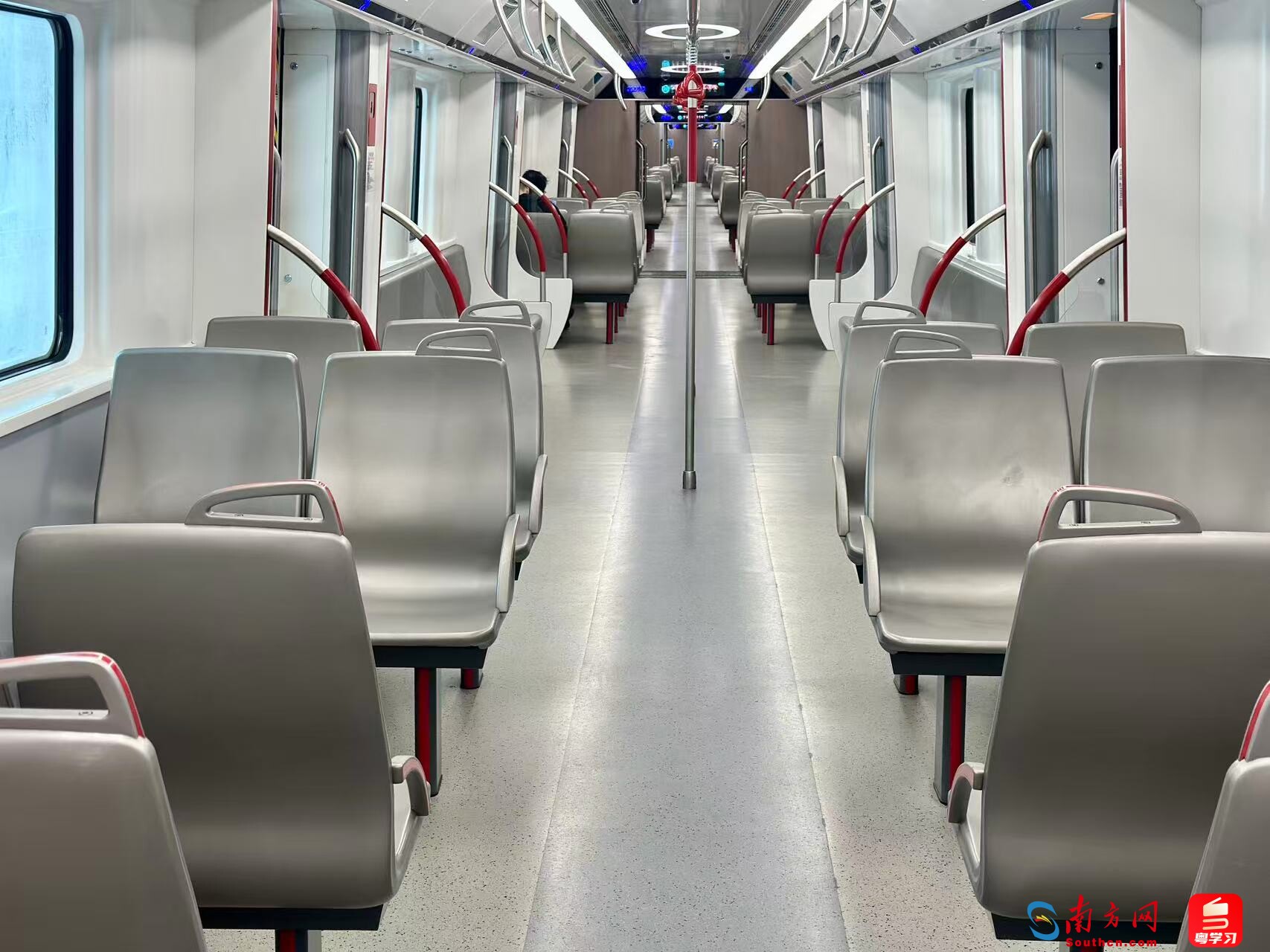 二十二号线列车座椅 丁荷菲/摄