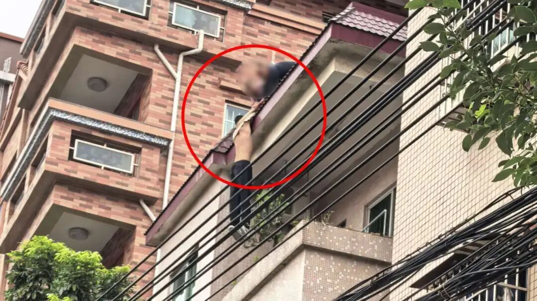 险！男子失足险坠楼；幸！警民携手保平安