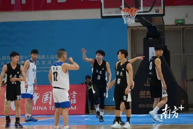 比赛中的聋人篮球运动员，多以眼神和手势交流。张艳青 摄&nbsp;