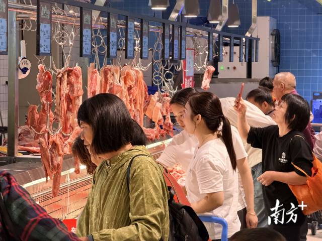 新鲜菜品吸引众多消费者。