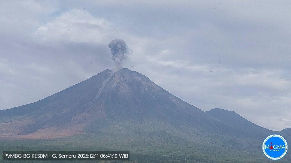 印尼塞梅鲁火山发生喷发 火山灰柱高1100米