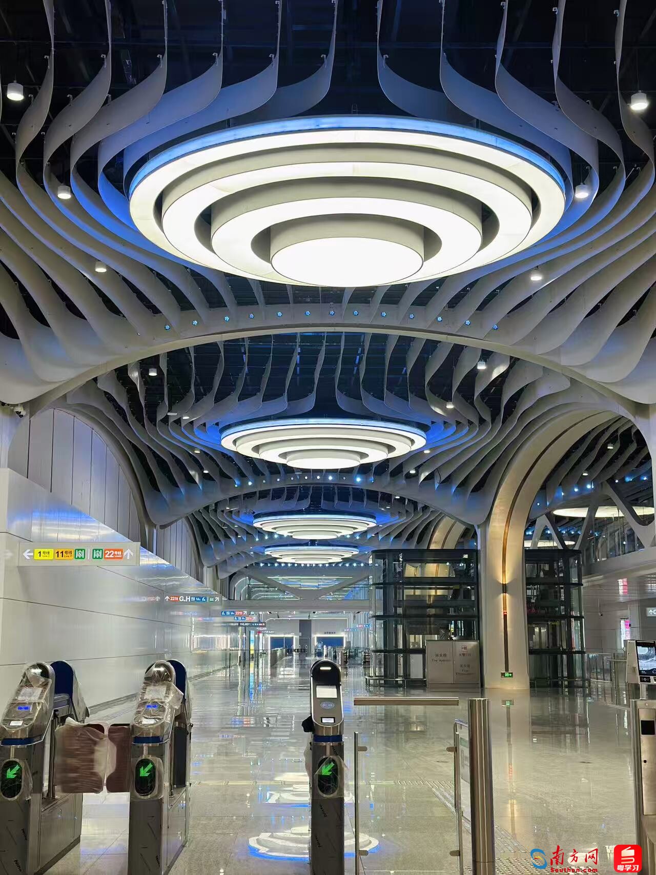 芳村站站厅 丁荷菲/摄