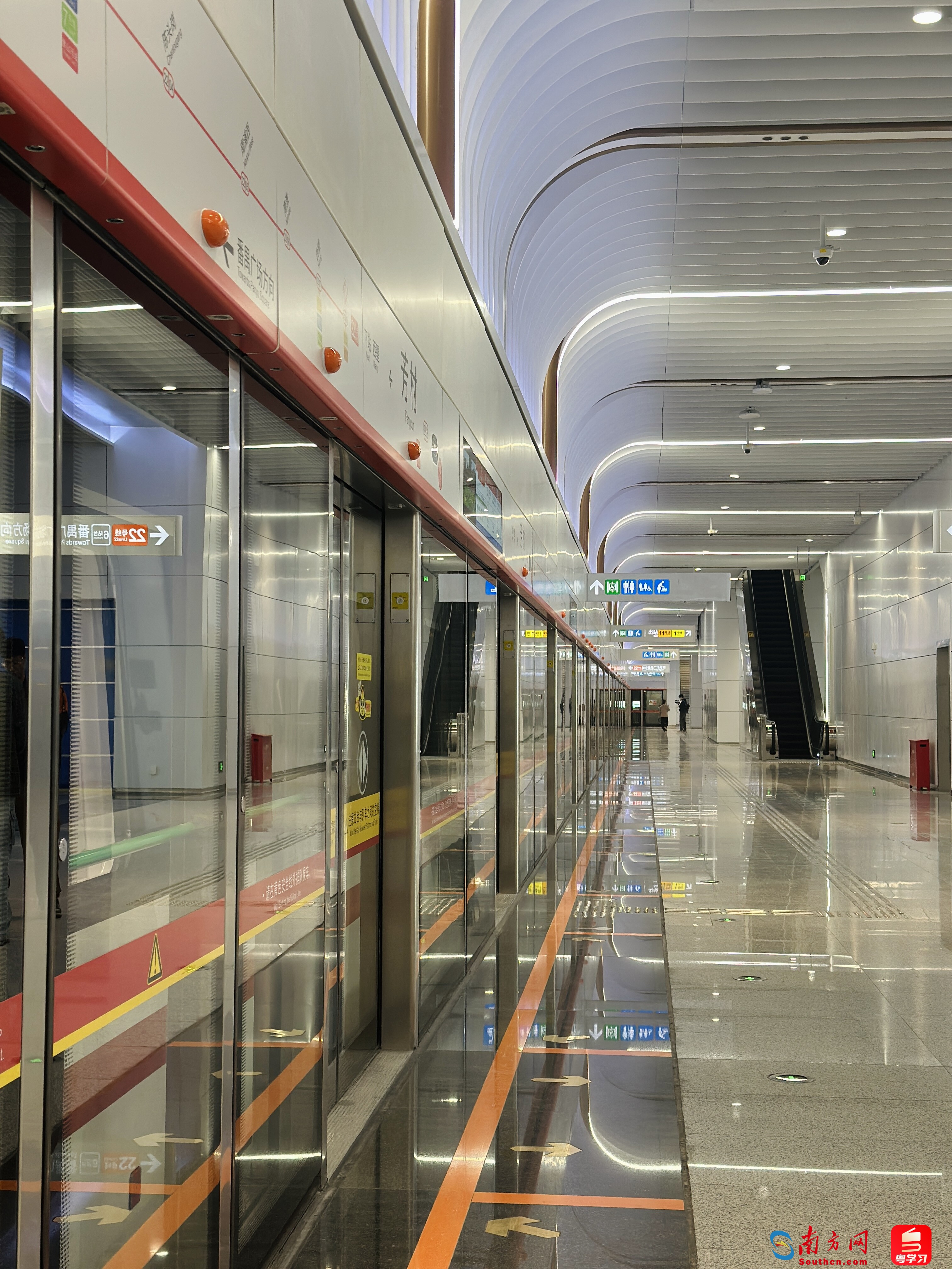 二十二号线芳村站站台 丁荷菲/摄