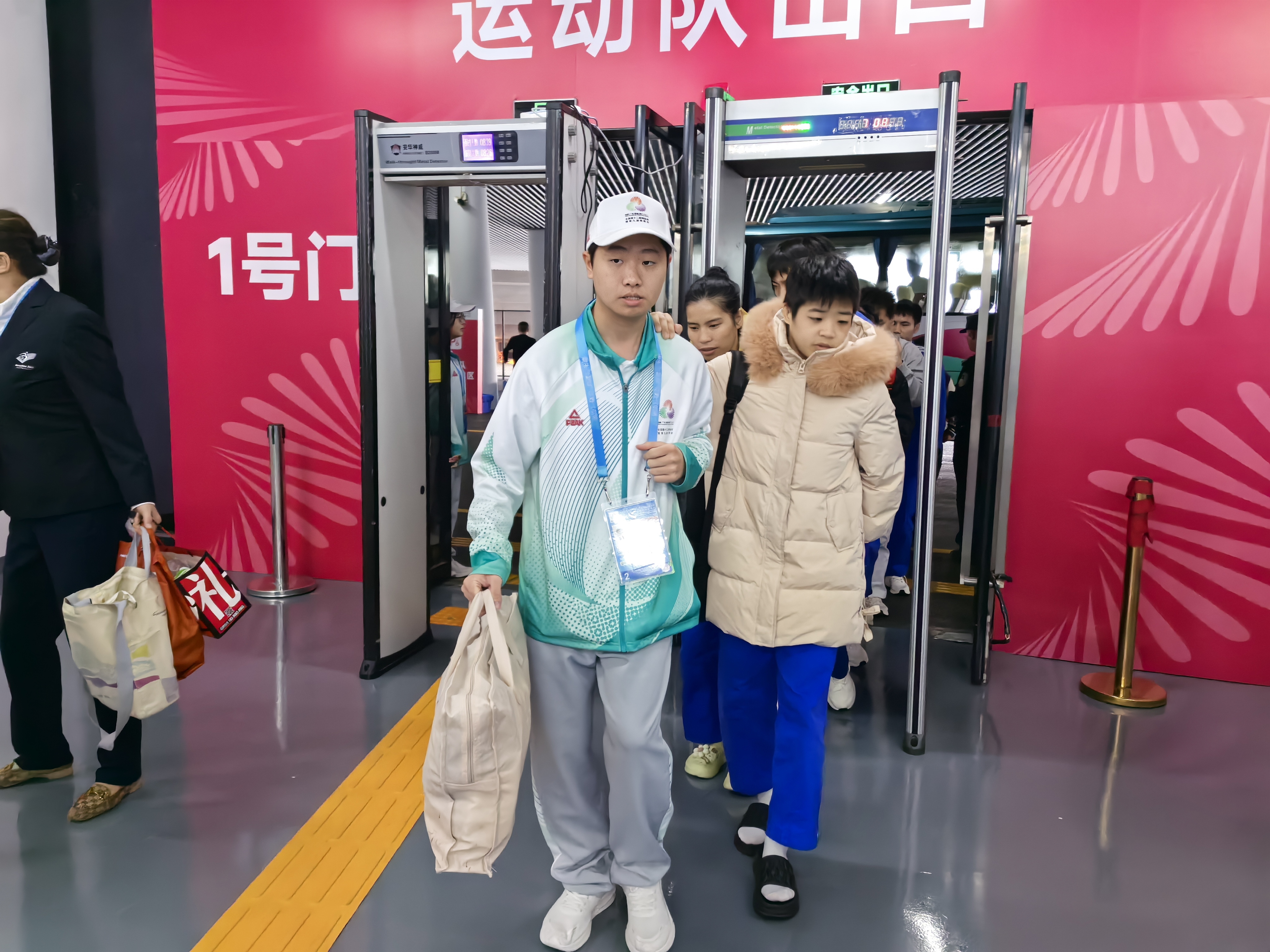 志愿者“小海豚”为赛事的顺利举办筑牢服务保障。四会共青团供图