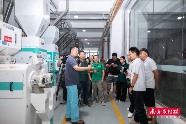 短视频达人阿玛尼组织学员走进加工车间进行摄影实操培训。 短视频达人阿玛尼组织学员走进加工车间进行摄影实操培训。