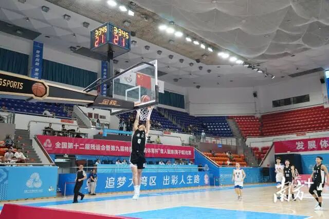 比赛中的广东聋人男篮。张艳青 摄