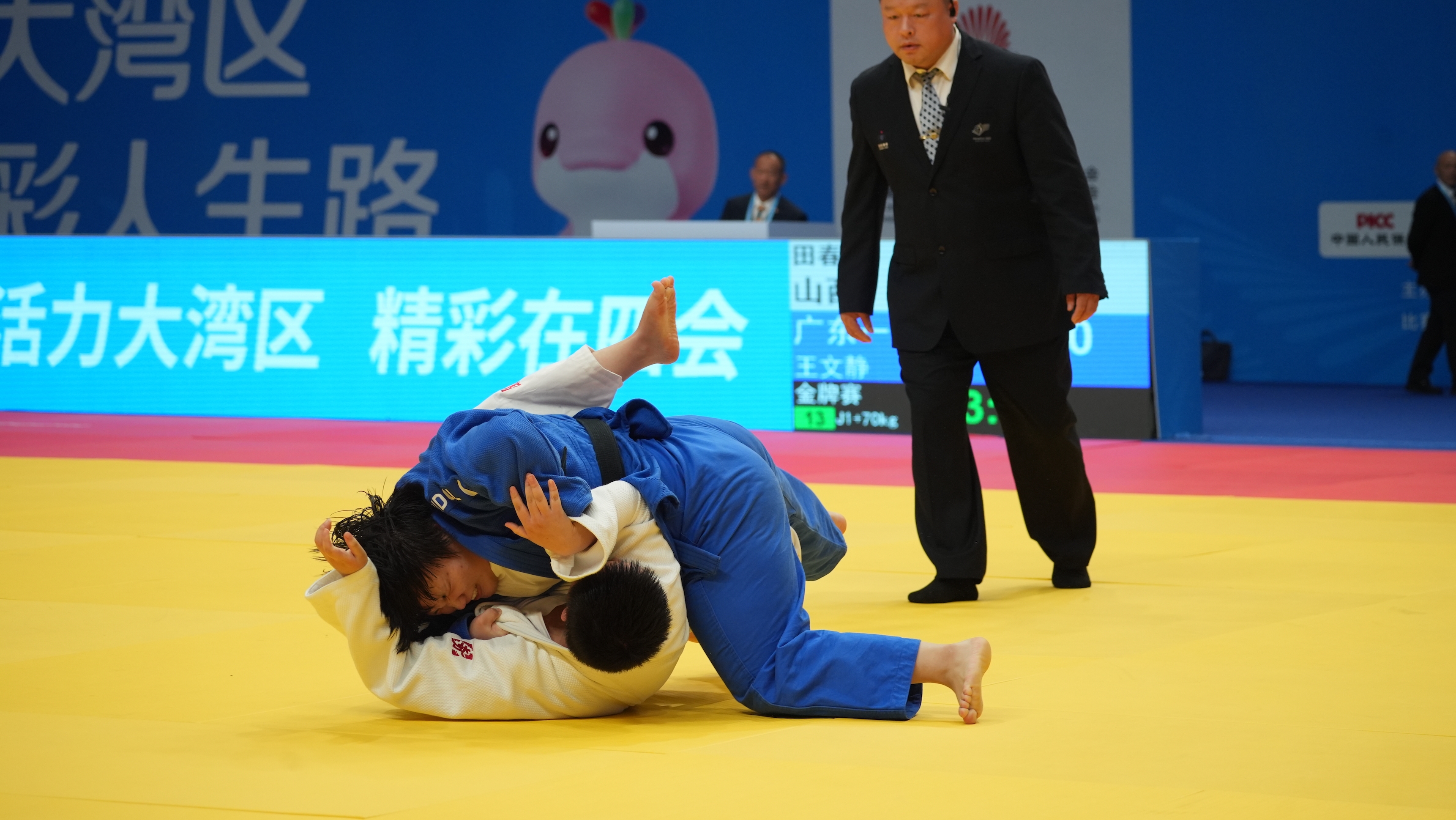 广东选手王文静(蓝)在女子J1+70公斤级比赛中夺冠。四会市融媒体中心 练永悦摄