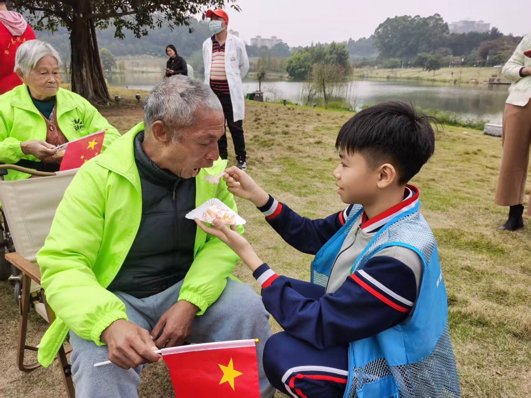 文明·跃丨郁南县举办敬老活动