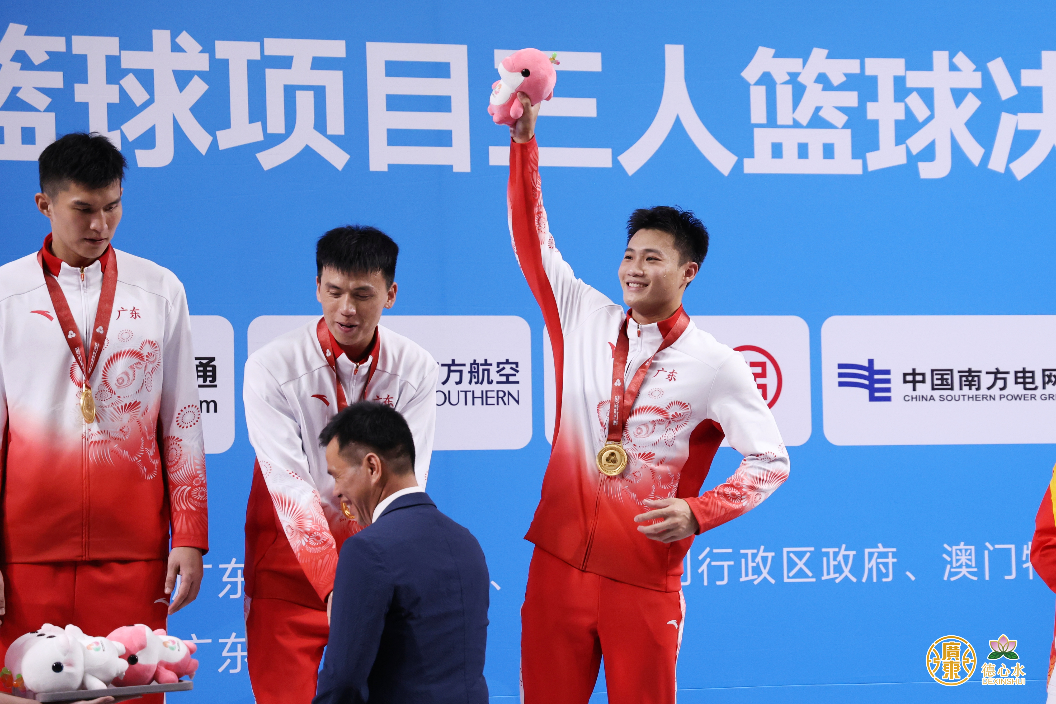 第十五届全运会三人男篮群众组颁奖现场，最右为陈钧豪。