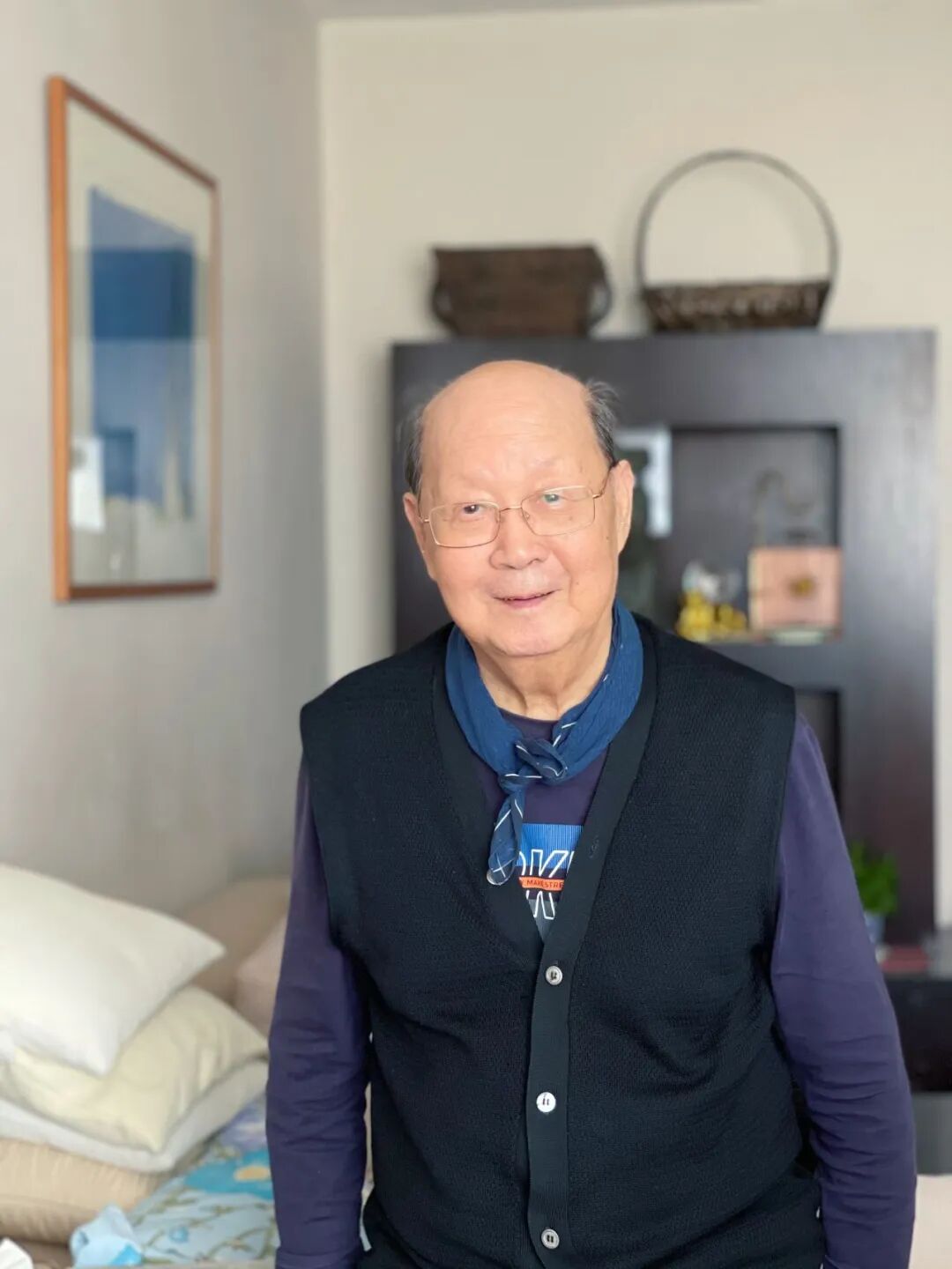 ▲2024年8月,90岁的马振骋在上海家中 图/黄荭(2025年傅雷翻译出版奖得主)