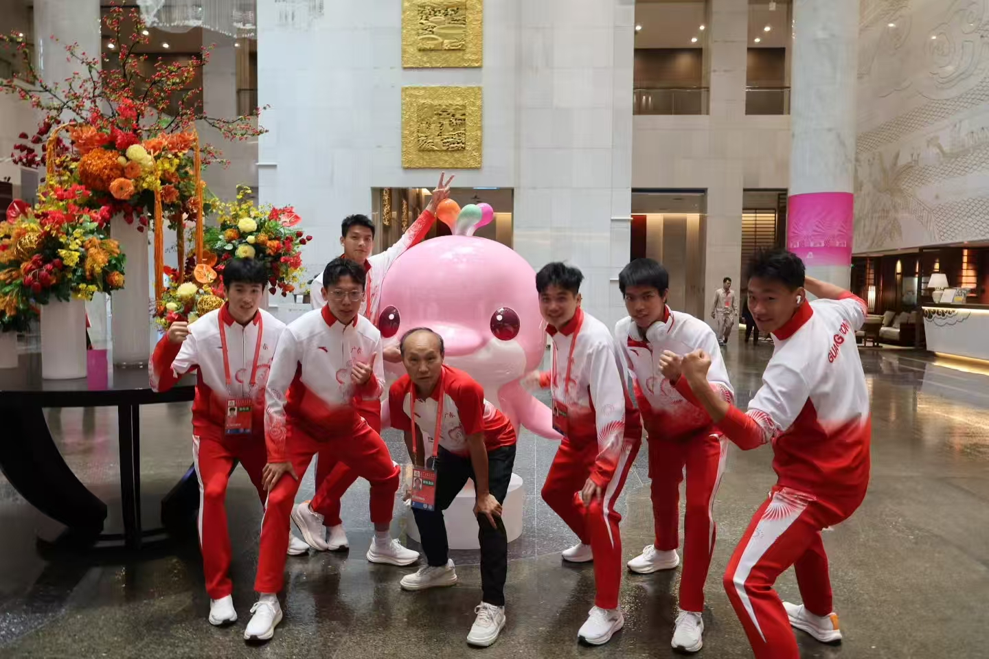 施君豪与队友们。