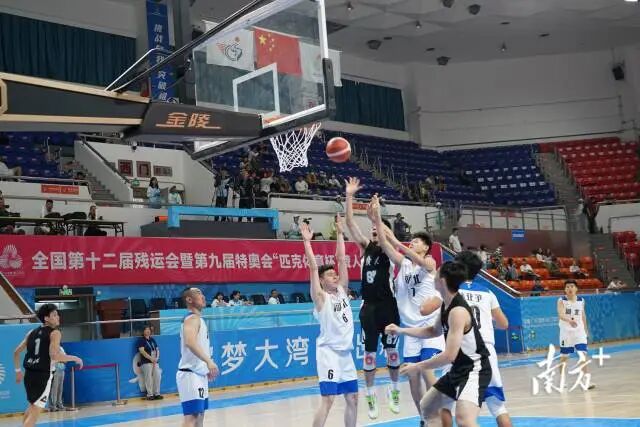广东聋人男篮展现出默契配合与流畅串联。张艳青 摄