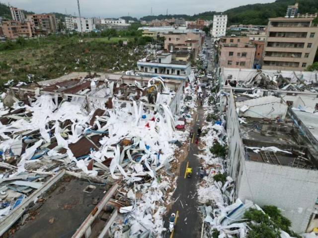 直击广州强龙卷风过后现场�，工人回忆桌下避险