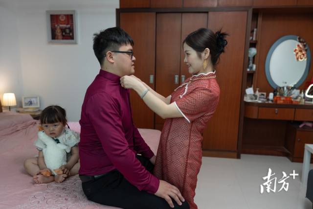 2024年4月21日，杨妙青和邱晓宁再次穿上了3年前结婚时穿的衣服，准备带上女儿参加景光村和瓜园村的和解仪式。