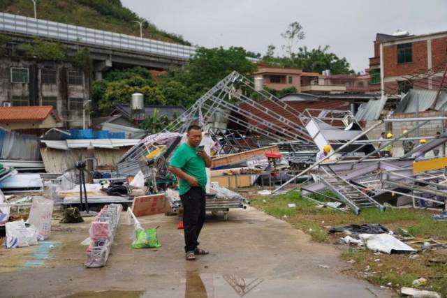 光明村的工厂老板在受灾现场清点计算损失。