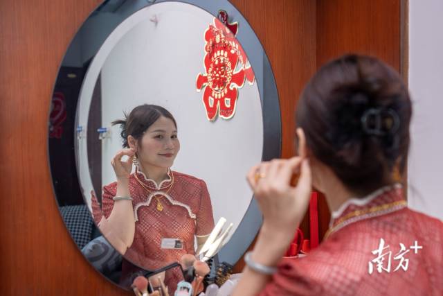 2024年4月21日，杨妙青再次穿上了3年前结婚时穿的衣服，戴上了结婚时戴的耳饰，准备参加景光村和瓜园村的和解仪式。