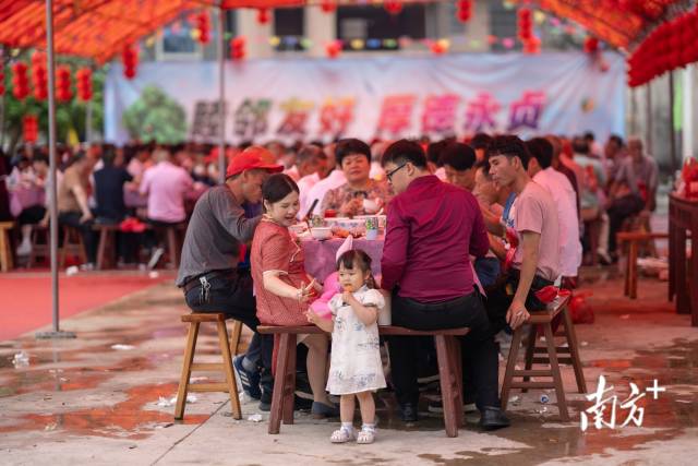 2024年4月21日，杨妙青和邱晓宁带着女儿，与参加和解仪式的两村代表共进午餐。