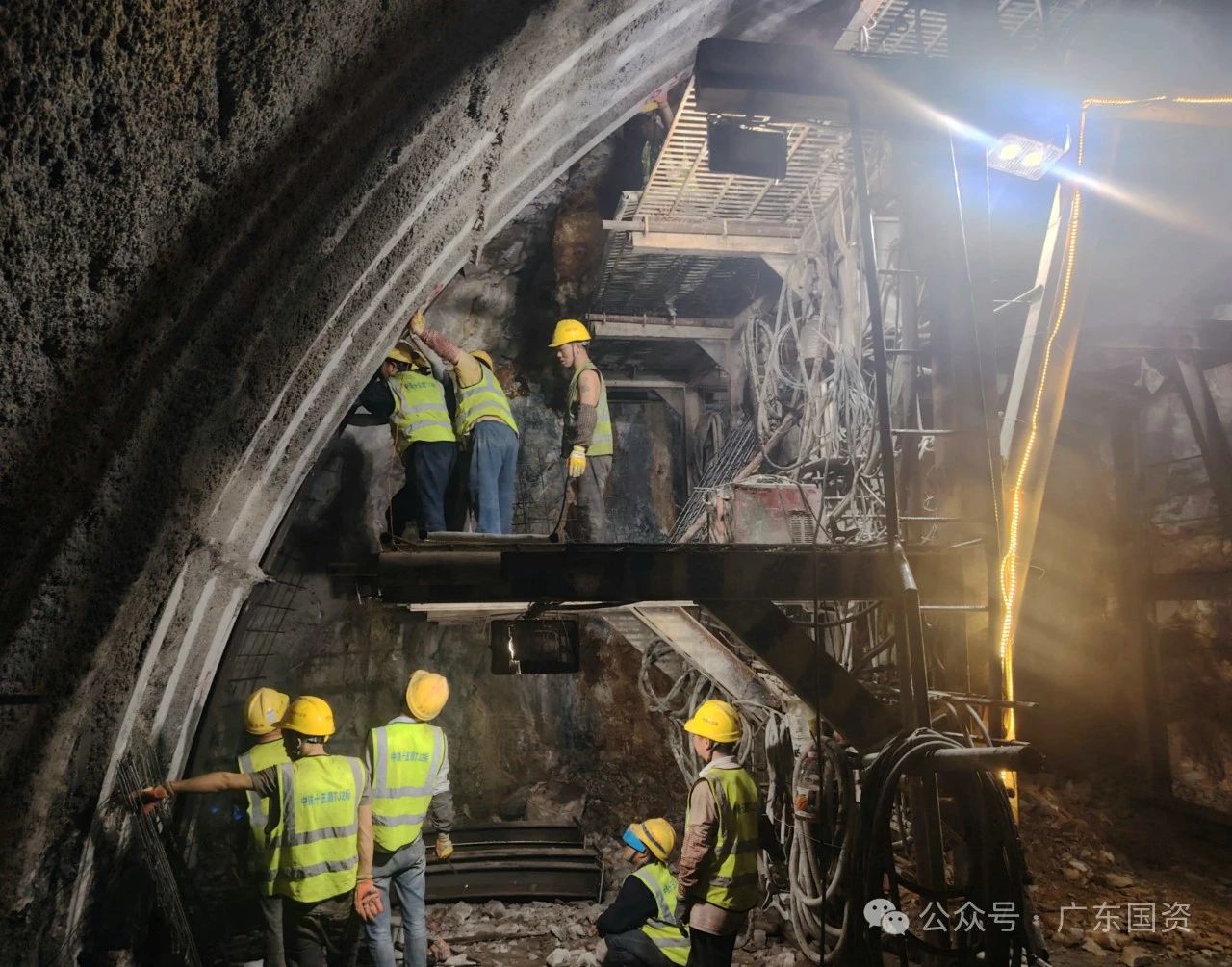 ▲工人正在进行隧道导洞的初支立架施工