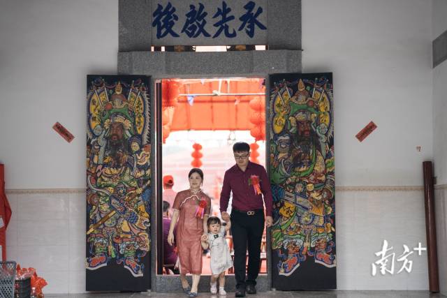 2024年4月21日，杨妙青和邱晓宁再次穿上了3年前结婚时穿的衣服，带上女儿走进景观村祠堂，参加景观村和瓜园村的和解仪式。