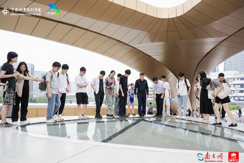参赛学生于26日下午参观广州南沙聚星桥等地。