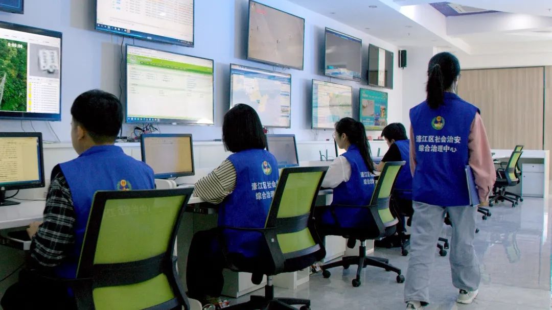 濠江区开通“社会治理随手拍”“网格随手报”“网格微信群”等群众意见表达渠道，形成群众上报、快速流转、分类解决的治理闭环。图为濠江区综治中心。