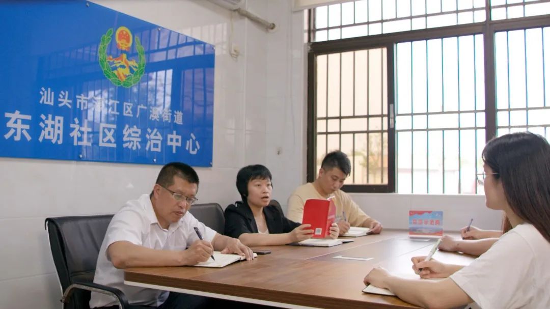 濠江区广澳街道东湖社区开展网格员法律业务学习培训。
