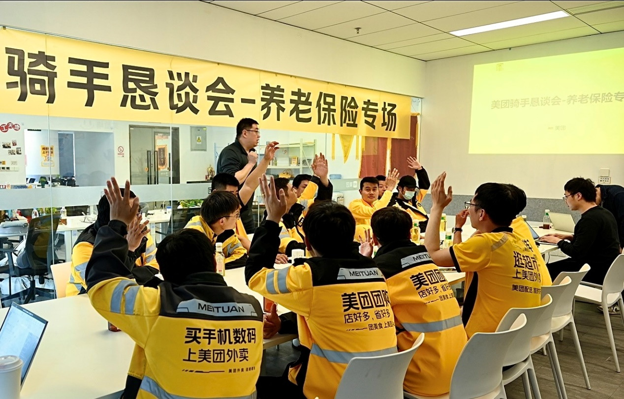 3月25日，在泉州召开的恳谈会上，多位骑手就养老保险补贴试点方案提出建议 （摄影/叶强）