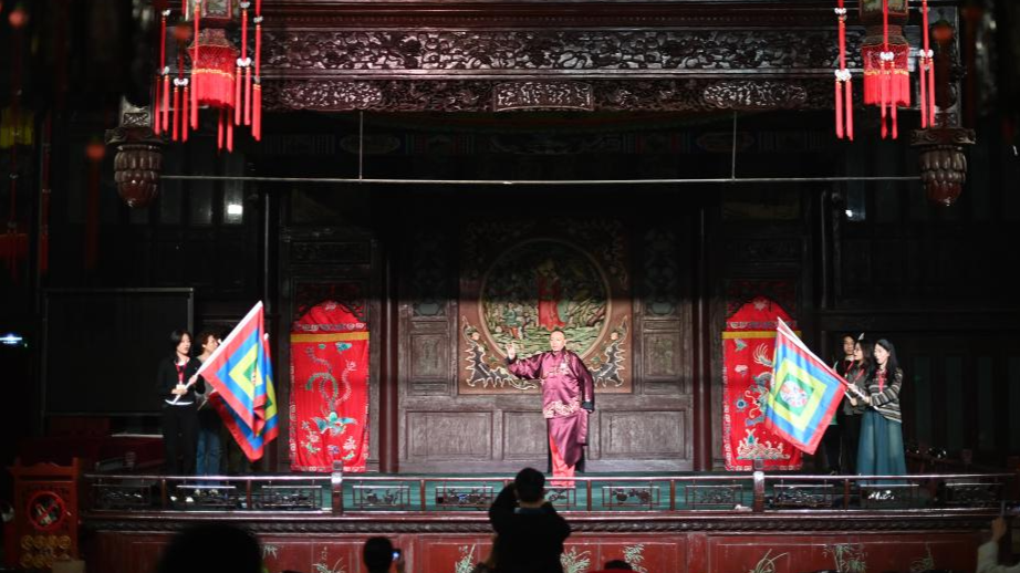 Interactive opera show of Guangdong Guild Hall attracts visitors in Tianjin