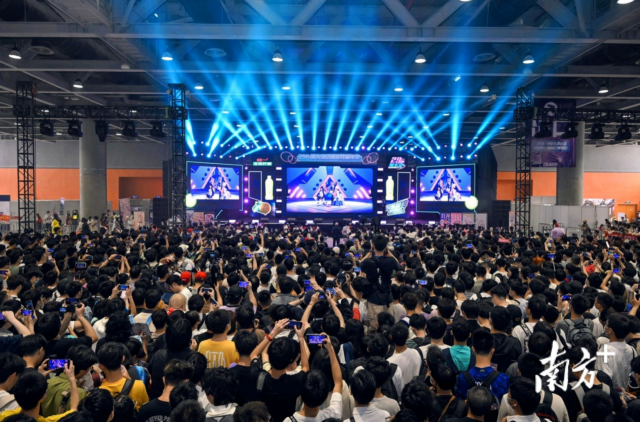 今年“五一”假期举办的第35届广州萤火虫漫展3天参观人次达18.1万，逛展人均消费668.71元。