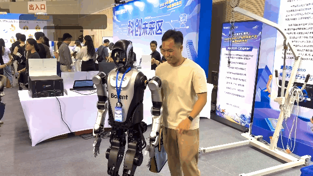 职者与机器人“伯乐”合影。赖晓琨 摄