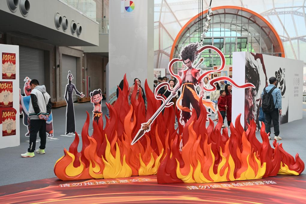 　　在北京朝阳区，观众在电影《哪吒之魔童闹海》破亿手绘海报展上参观（2025年4月19日摄）。新华社记者 李鑫 摄