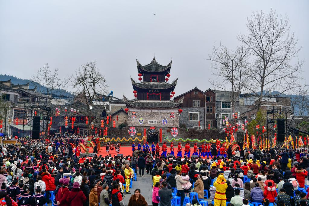 这是贵州锦屏隆里“村晚遇元宵·来隆里玩花脸龙”活动现场（2025年2月11日摄）。新华社记者 杨文斌 摄