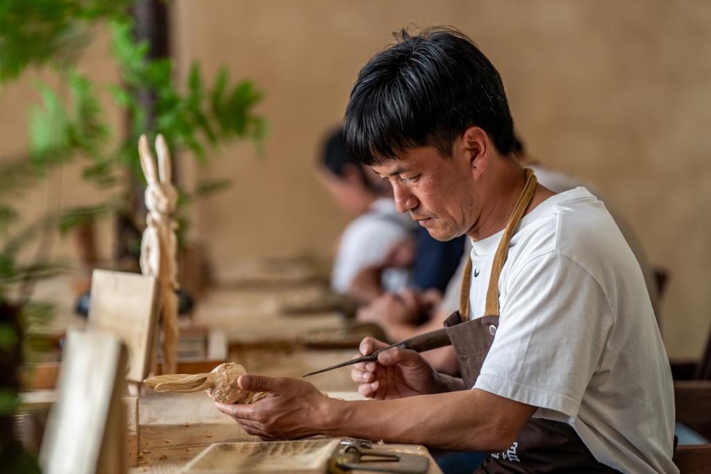 　　在云南省大理州沙溪镇寺登村欧阳大院，剑川木雕匠人施顺华在制作木雕（2025年4月19日摄）。新华社记者 胡超 摄