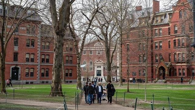 特朗普威胁停止向哈佛大学拨款，要求校方提供国际学生名单