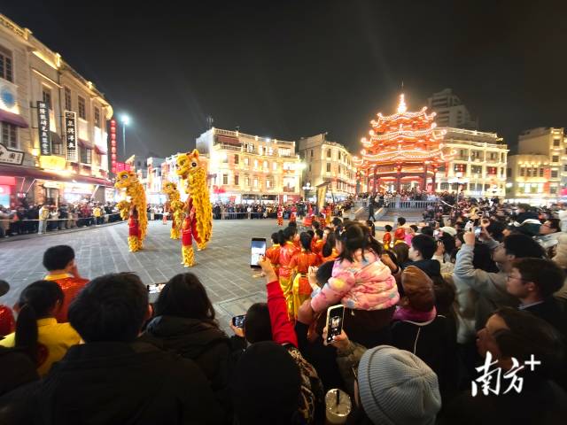 小公园吸引游客如潮。陈斐仪 摄