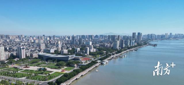 汕头一湾两岸城市风光优美宜人。张伟炜 摄