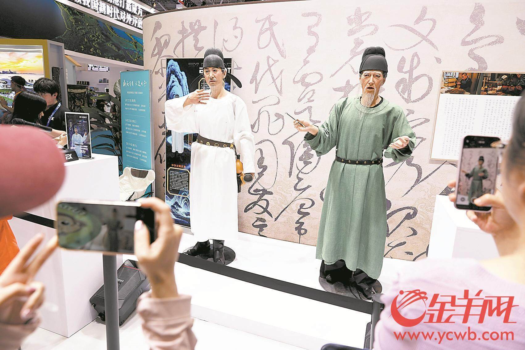 文博会上，“李白”和“杜甫”两个AI智能机器人在现场对诗 羊城晚报记者 王磊 摄
