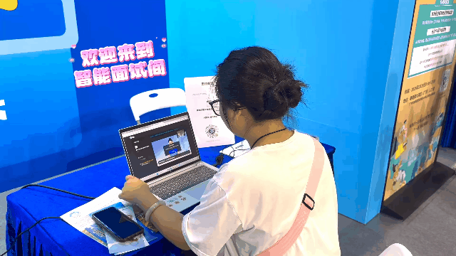 求职者体验AI模拟面试间。赖晓琨 摄