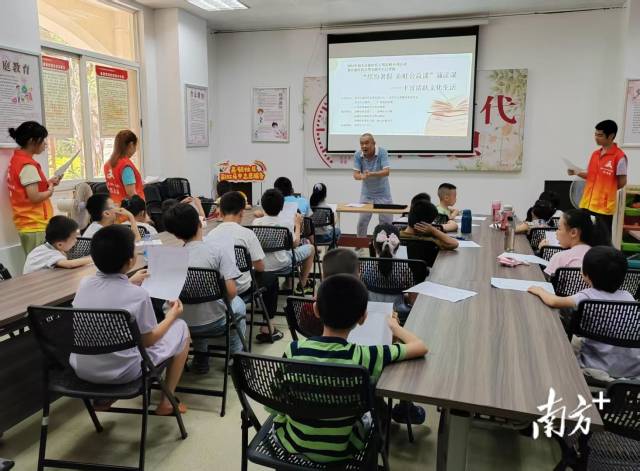 “彩虹公益课”丰富孩子课余生活。资料图