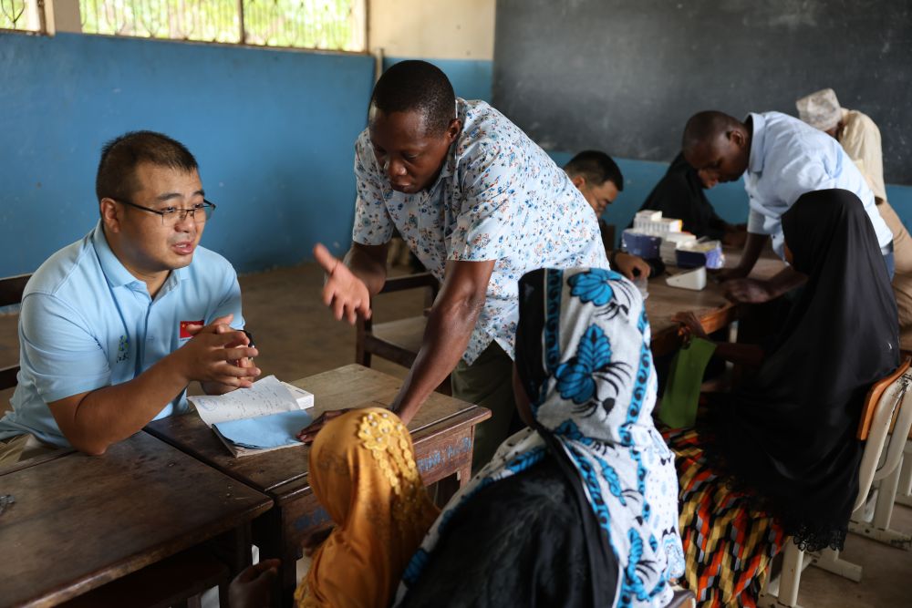 1月20日,中国援桑给巴尔医卫专家在坦桑尼亚桑给巴尔奔巴岛进行义诊。新华社发(第35批援桑给巴尔中国医疗队供图)