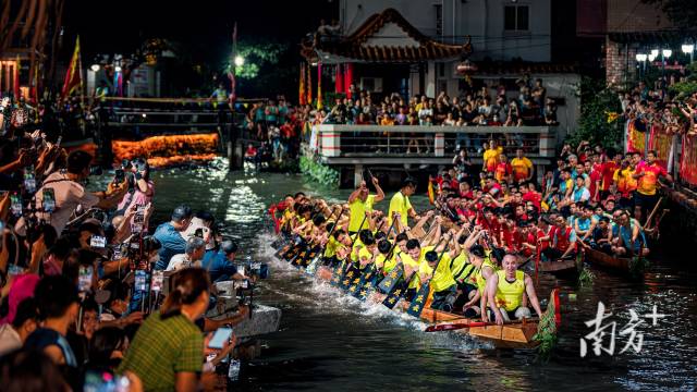 2024年5月25日,广东佛山,一年一度的叠滘龙舟飘移赛现场人声鼎沸,热闹非凡。