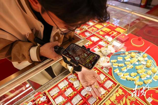 顾客试戴金戒指。