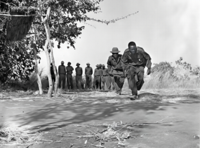 20世纪六七十年代,中方在坦桑尼亚纳钦圭阿营地为津巴布韦自由战士提供军事培训。(中国驻津巴布韦大使馆供图)