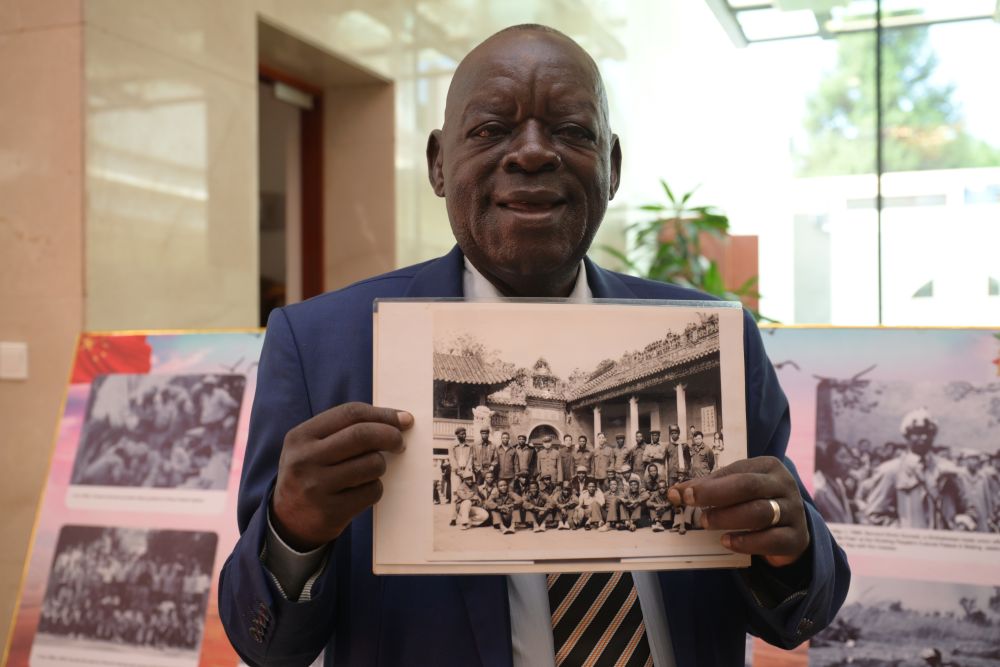 1月28日,在津巴布韦首都哈拉雷的中国大使馆,一名津巴布韦老战士展示自己珍藏的在中国接受培训时的老照片。新华社记者 杨光 摄