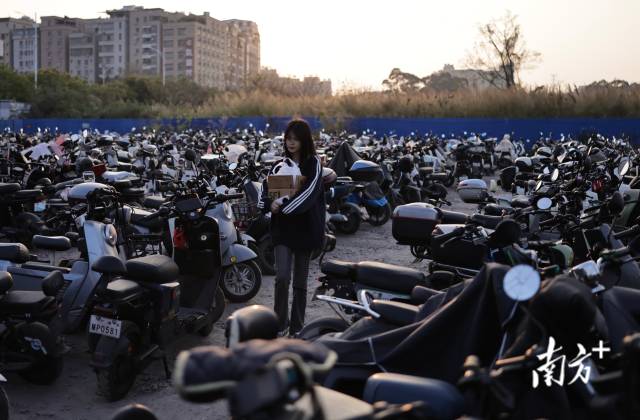 1月29日，嘉禾望岗地铁口电动自行车停车场，女子来回找寻自己的电动自行车。