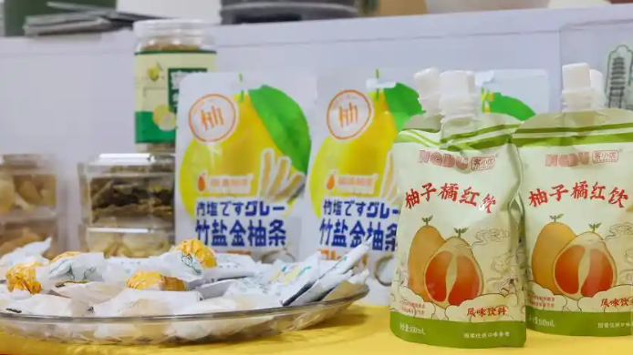 由梅州金柚制作成的饮品和食物。