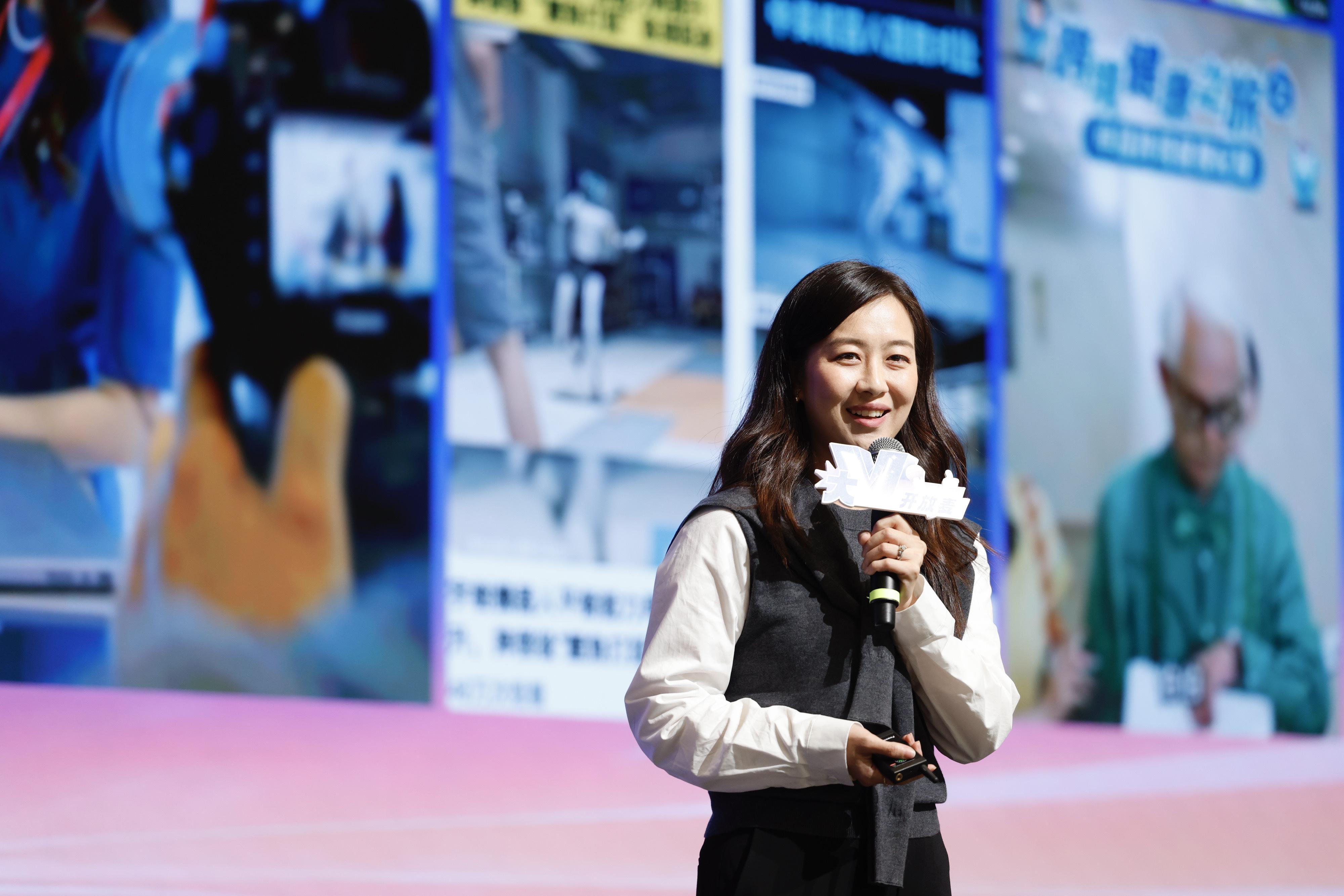 财经自媒体@立一在香港主创袁立一以“松弛感拉满、边玩边赚”描绘湾区生活哲学。