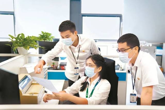 ▲浙江省临海市纪委监委紧盯“吃空饷”问题，重点加强对党员领导干部的监督，督促各单位规范公职人员管理，建立健全相关问题举报制度。图为临海市纪委监委工作人员在相关单位摸排有关情况。（中央纪委国家监委网站/图）