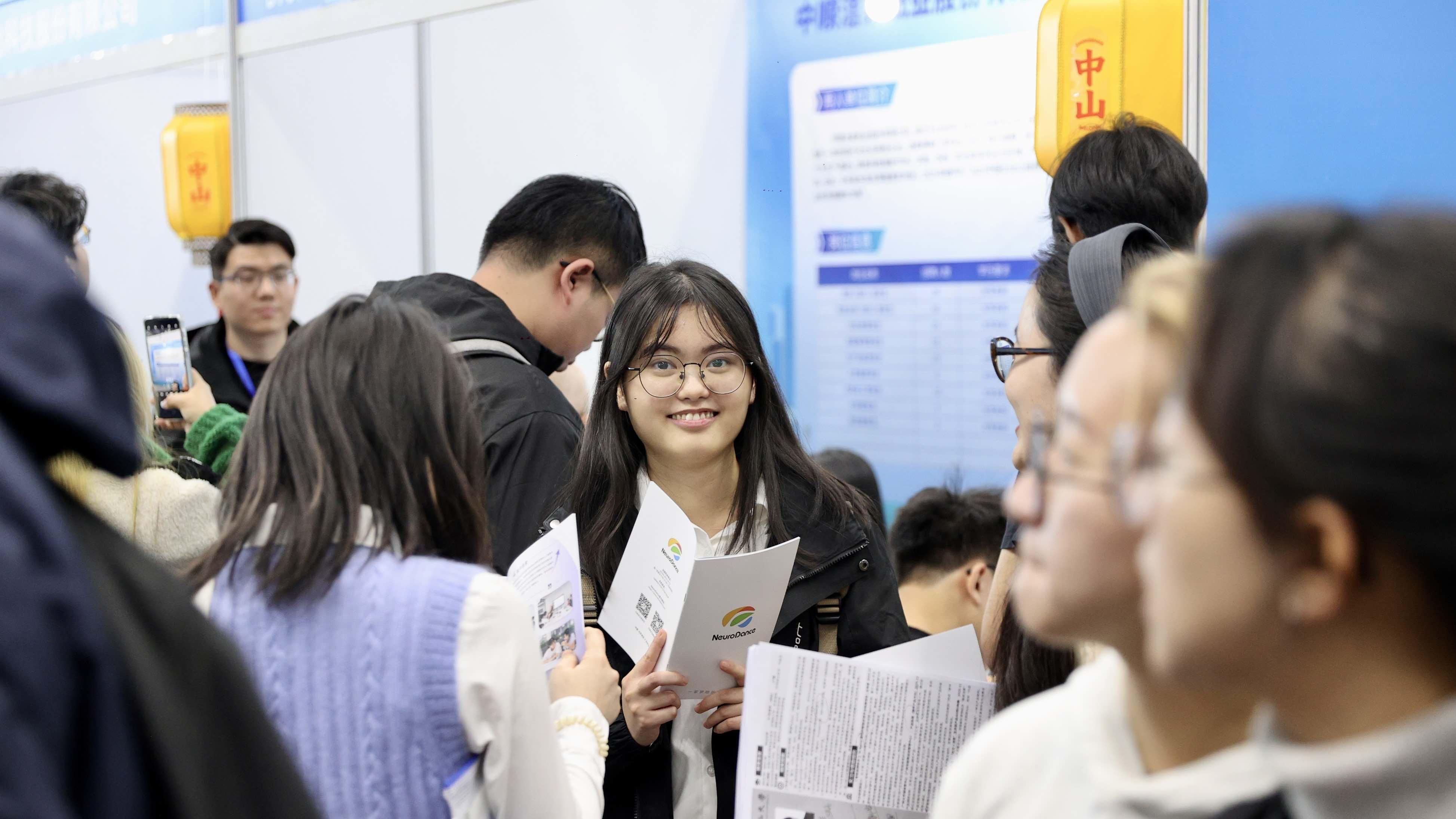 如何实现“就业有温度”？以暖为底，织密就业服务网